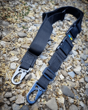 Tactical three-point sling with two carabiners and two tightening straps – Black