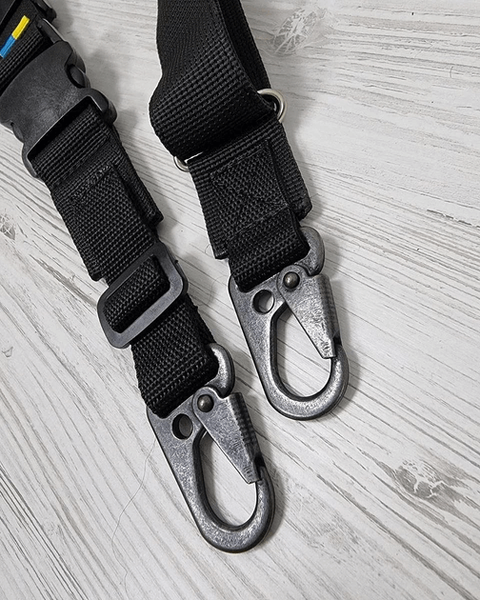 Tactical three-point sling with two carabiners and two tightening straps – Black